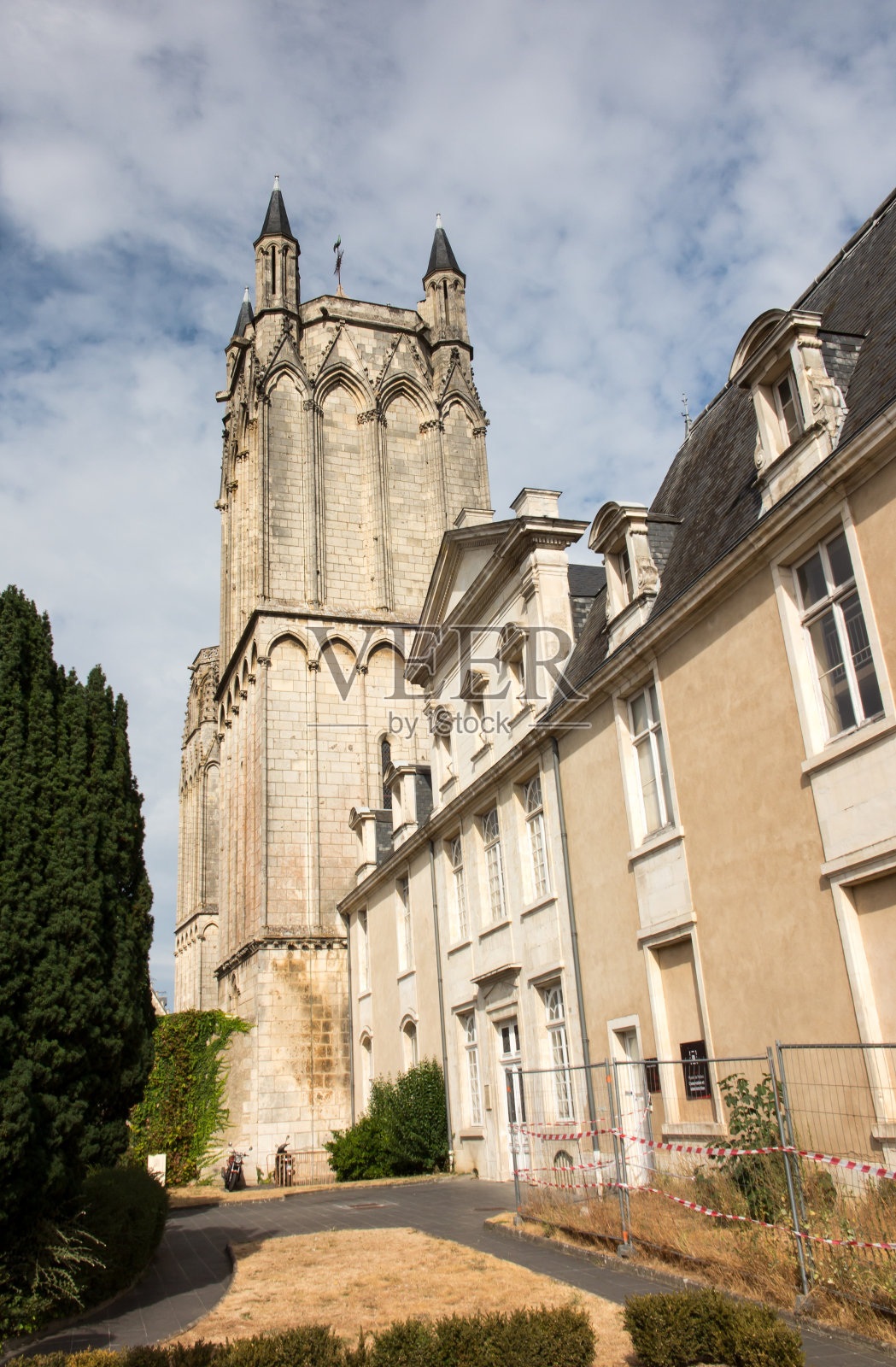 普瓦捷的圣皮埃尔教堂的外观照片摄影图片