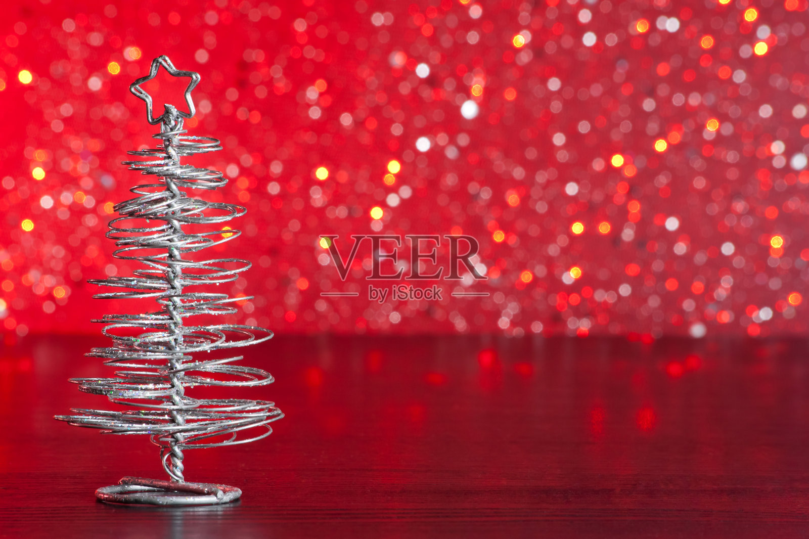 木质桌子上的金属现代圣诞树照片摄影图片