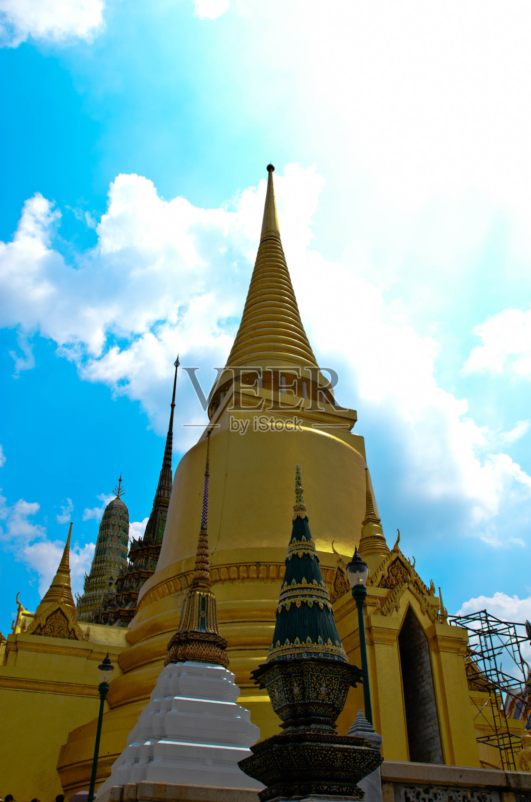 金色的佛塔。窟Phra Kaew照片摄影图片