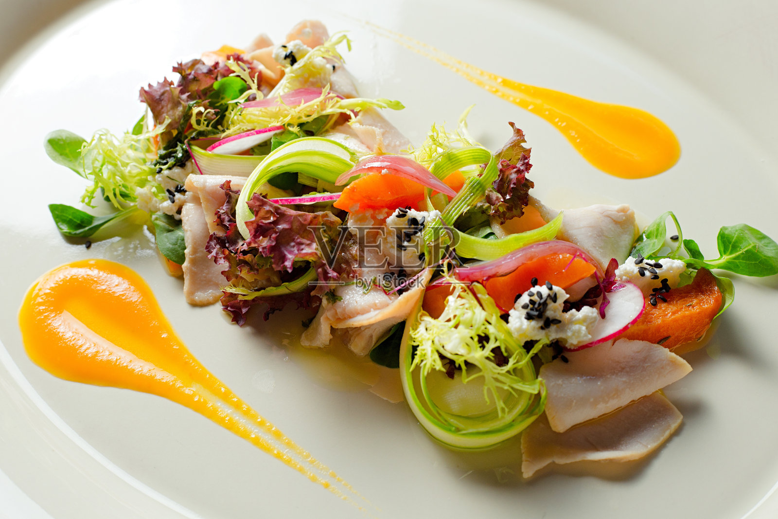 沙拉配火鸡柳烤南瓜和意大利乳清干酪松露酱照片摄影图片