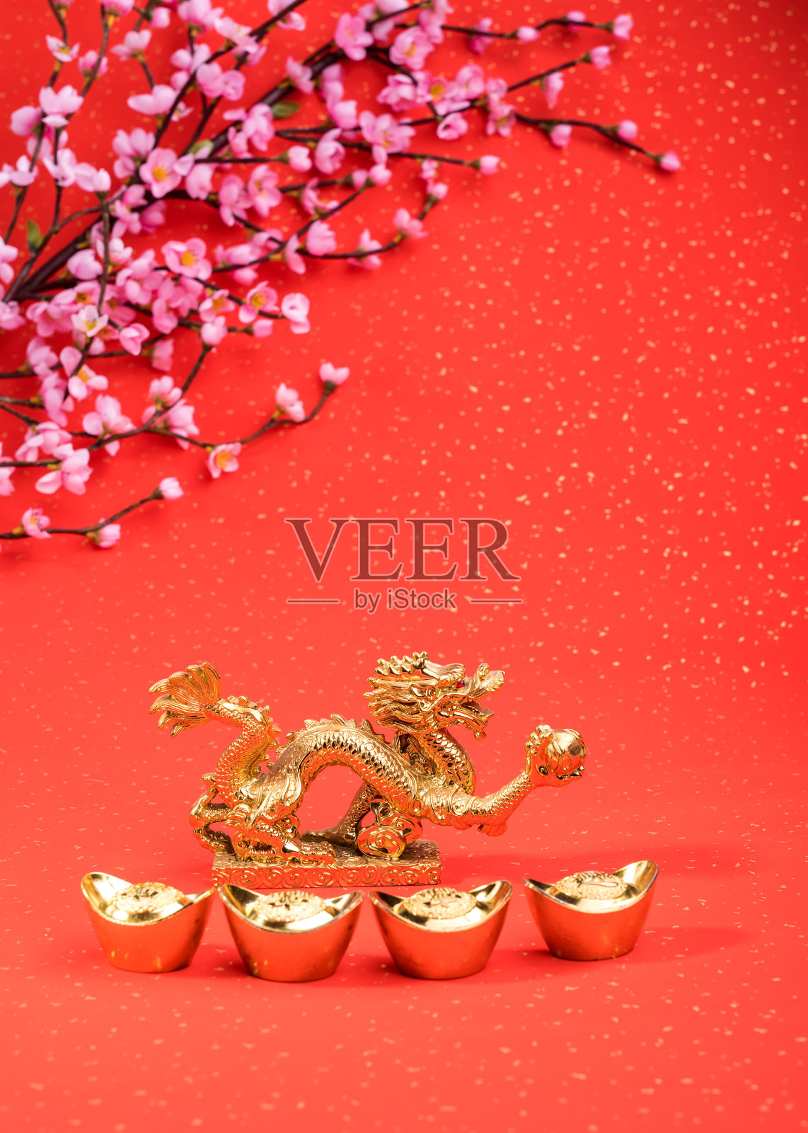 龙和金元宝,中国新年问候照片摄影图片