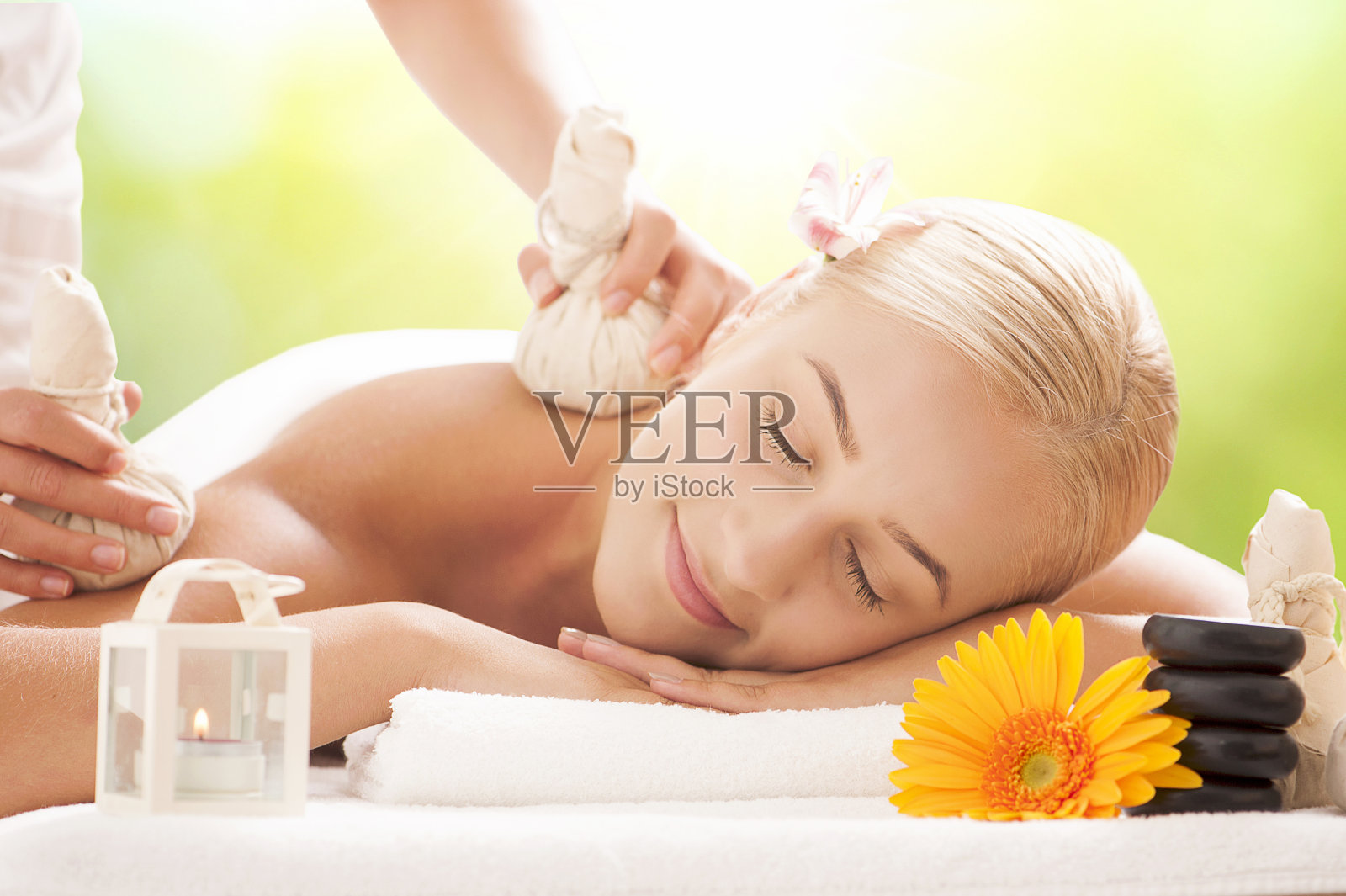 年轻迷人的女人正在接受按摩治疗照片摄影图片