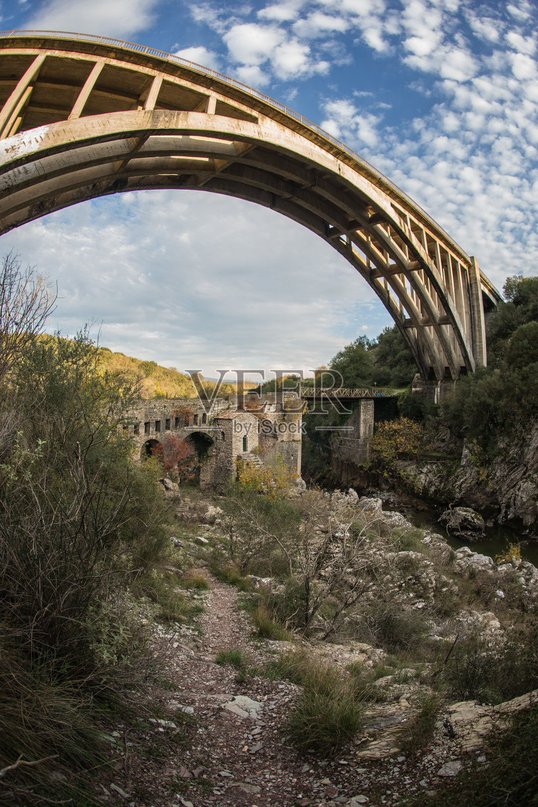在Karytaina有新桥和老桥,还有小教堂照片摄影图片