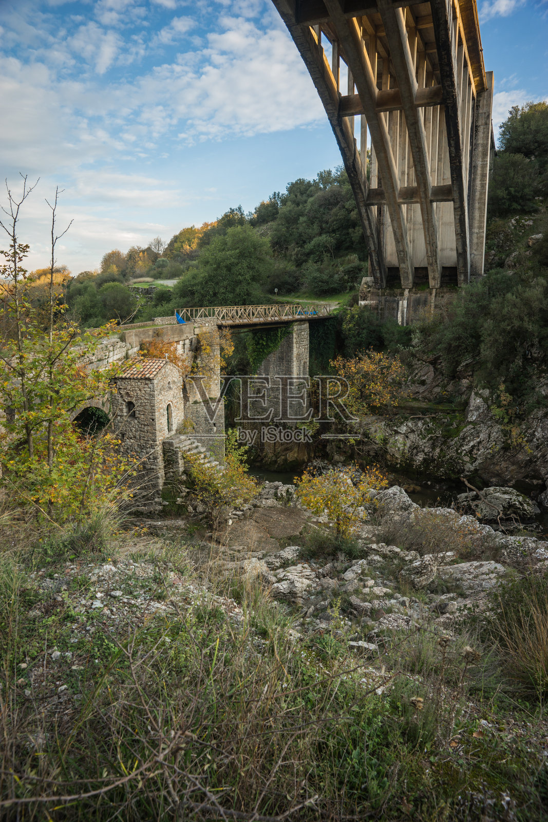 在Karytaina有新桥和老桥,还有小教堂照片摄影图片