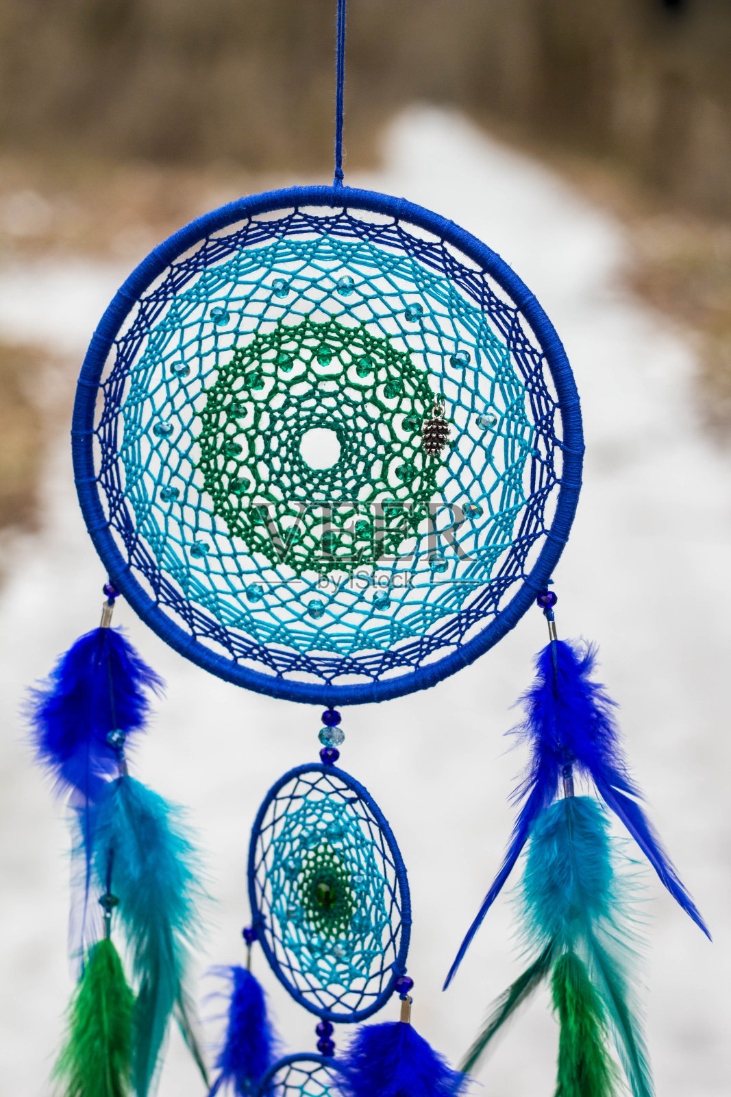 用羽毛、皮革、珠子和绳子做成的捕梦网照片摄影图片