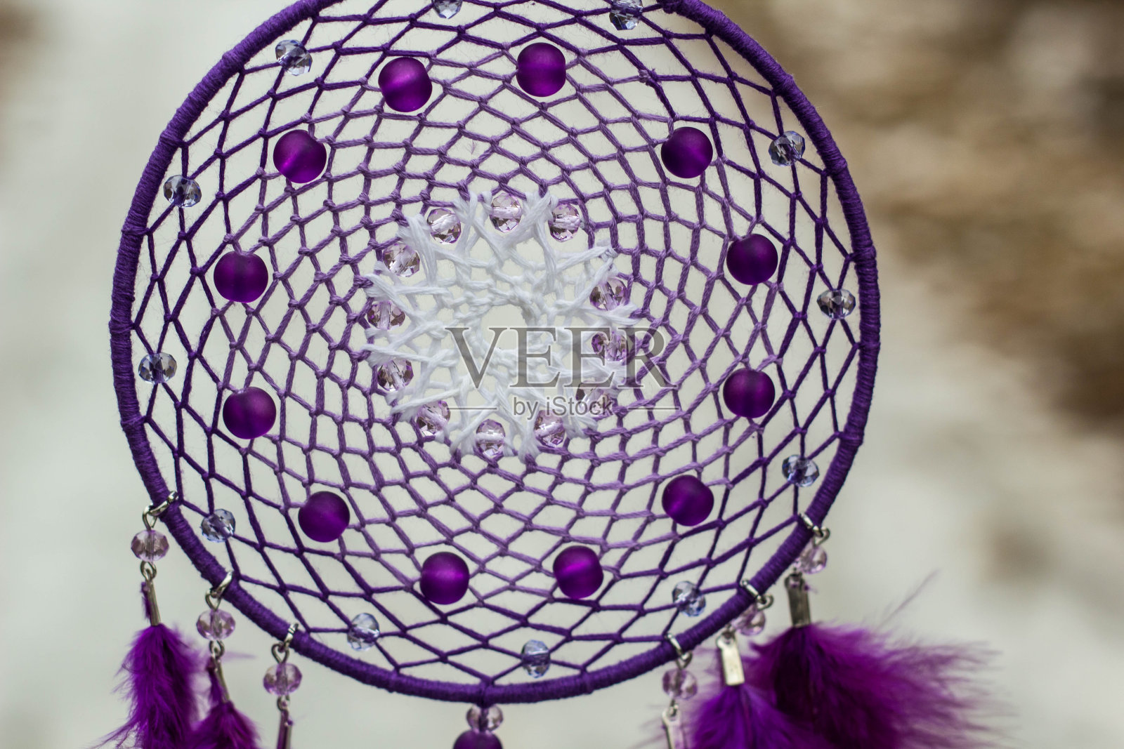 用羽毛、皮革、珠子和绳子做成的捕梦网照片摄影图片