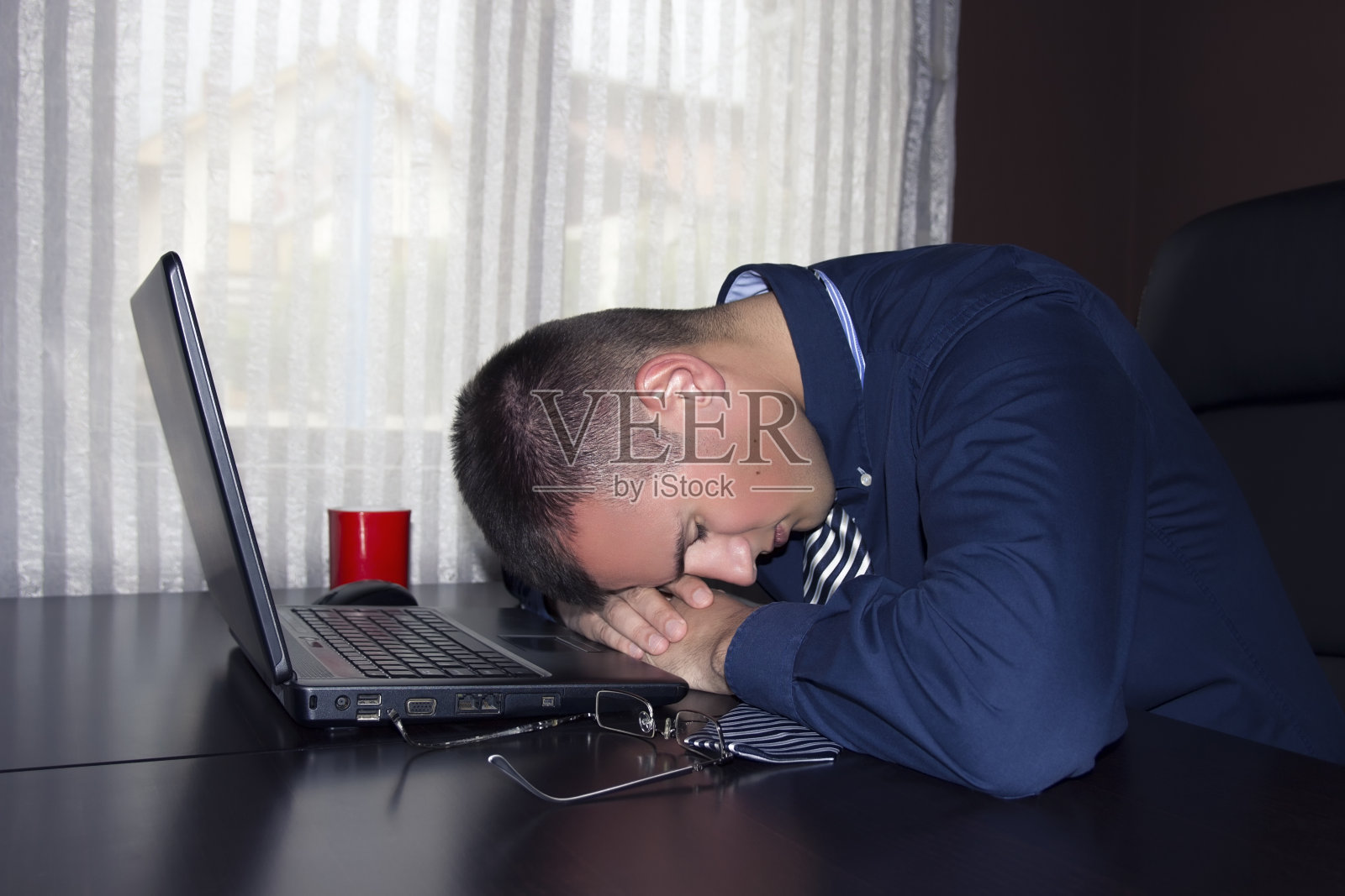 工作时睡觉照片摄影图片