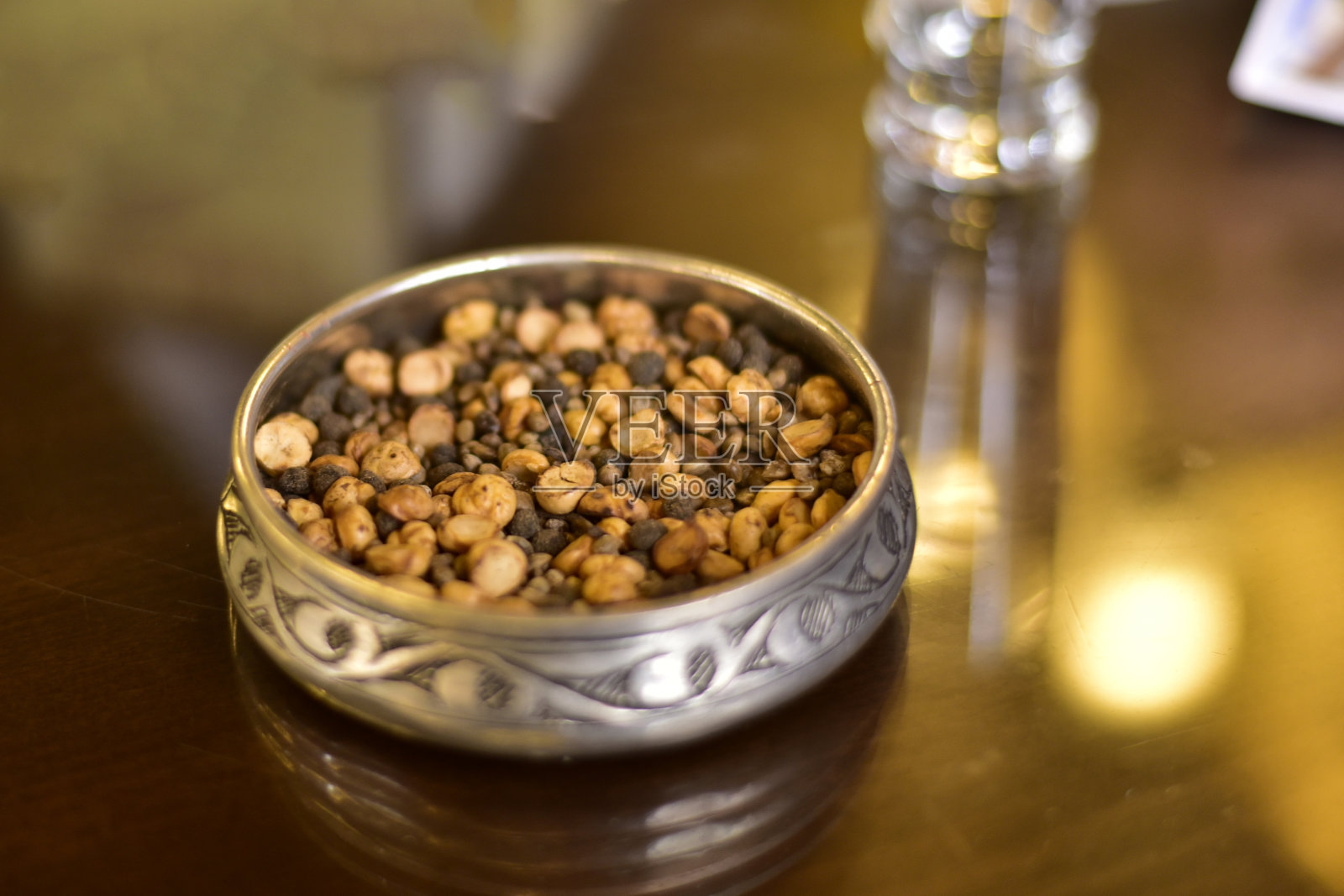 当地碗里的松木和烤鹰嘴豆。照片摄影图片