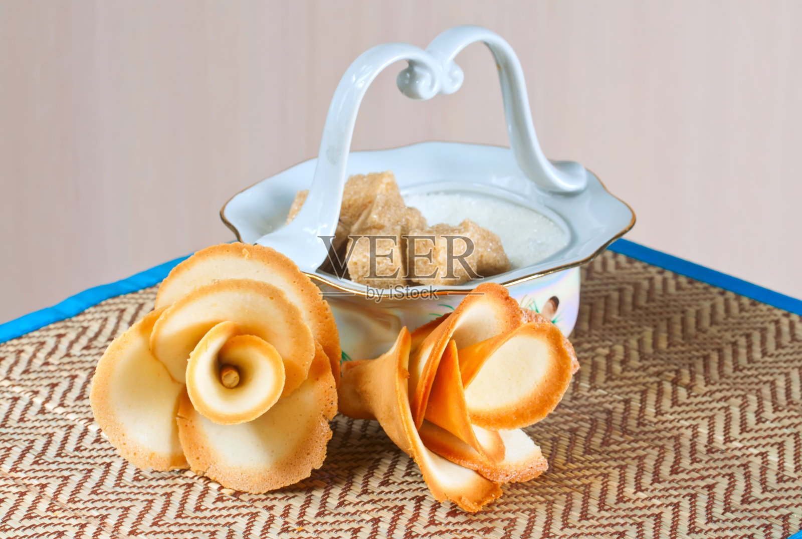 花饼干在餐巾上照片摄影图片