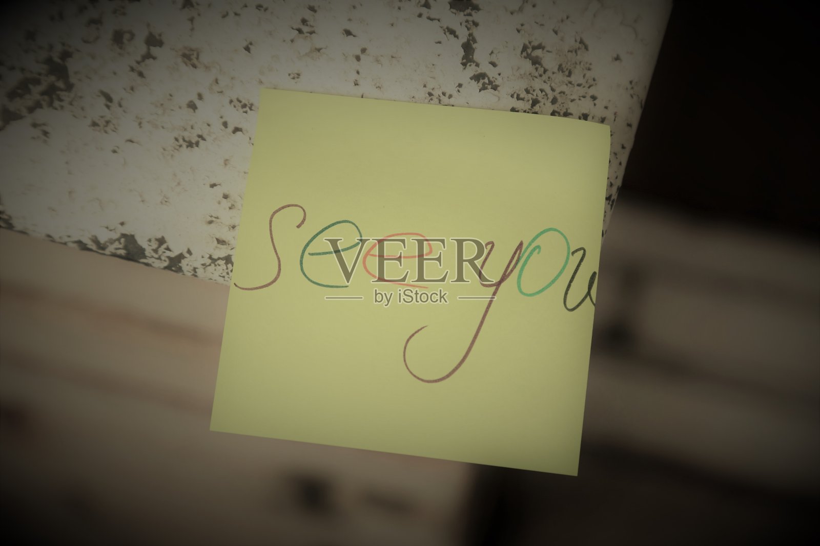 留言见黄色贴纸上的你照片摄影图片