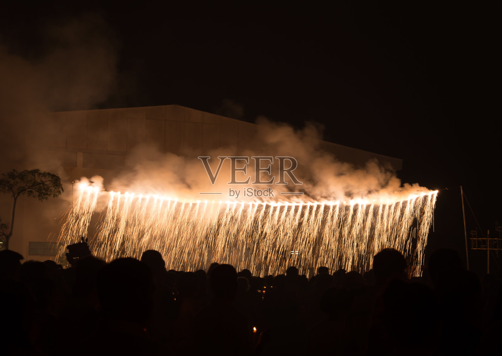 庆祝爆竹落下照片摄影图片