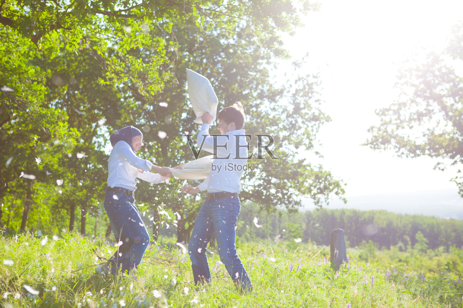 一对夫妇在玩枕头大战照片摄影图片