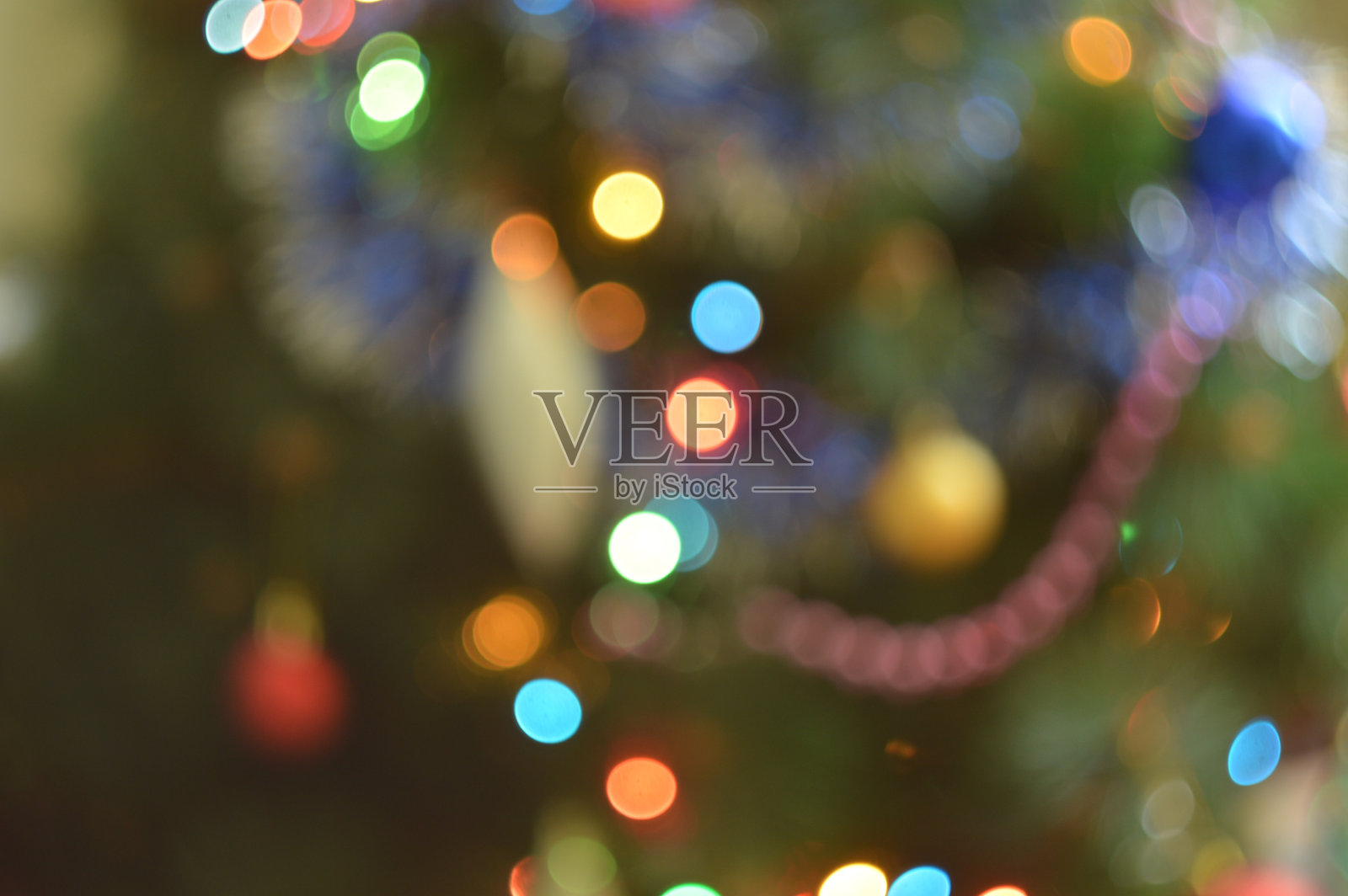 抽象的圣诞节背景与散焦灯照片摄影图片