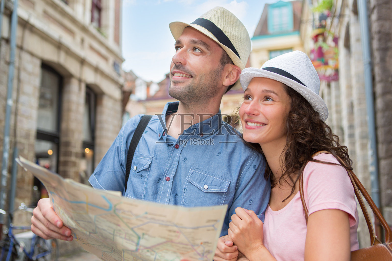一对年轻迷人的游客在看地图照片摄影图片