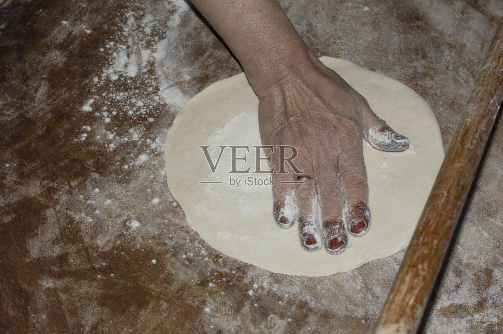 擀面棍和自制派面团照片摄影图片