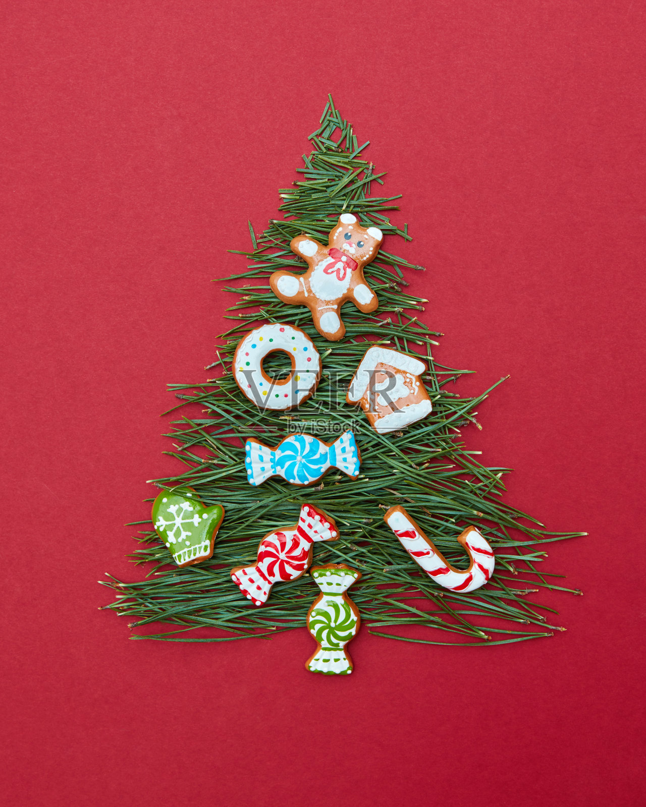 用松针和饼干做成的圣诞树照片摄影图片