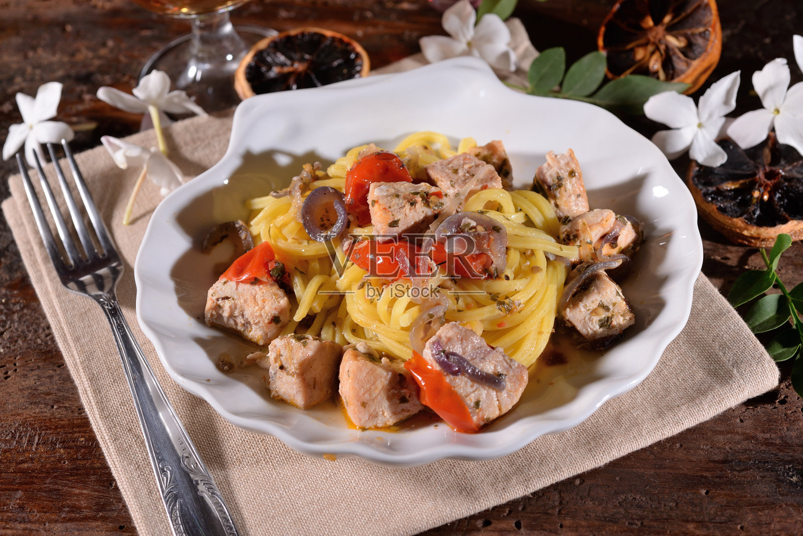 意大利面加番茄和洋葱照片摄影图片