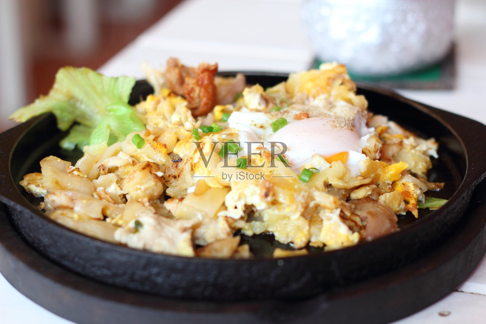 热锅上的炸鸡面照片摄影图片