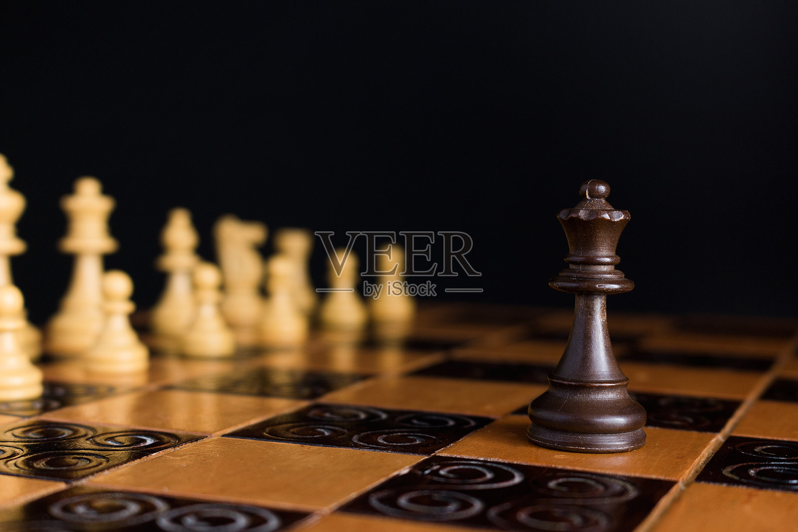 棋盘上的象棋照片摄影图片