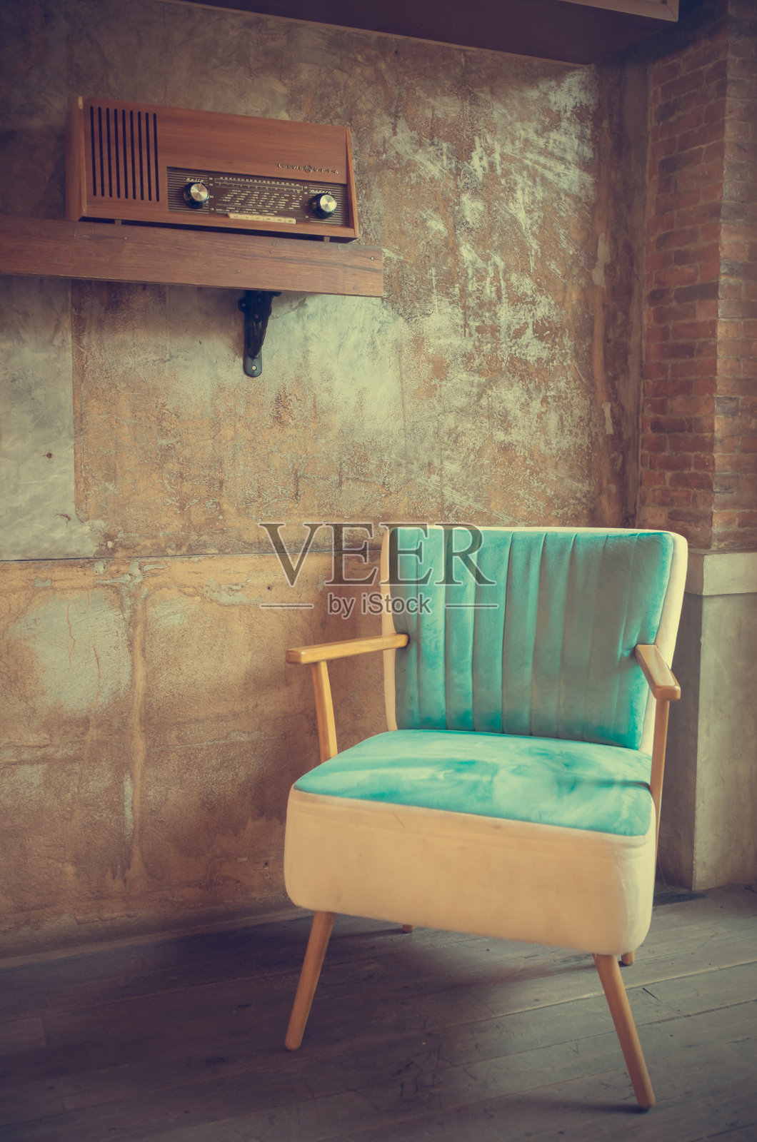 扶手椅和老式收音机复古风格照片摄影图片