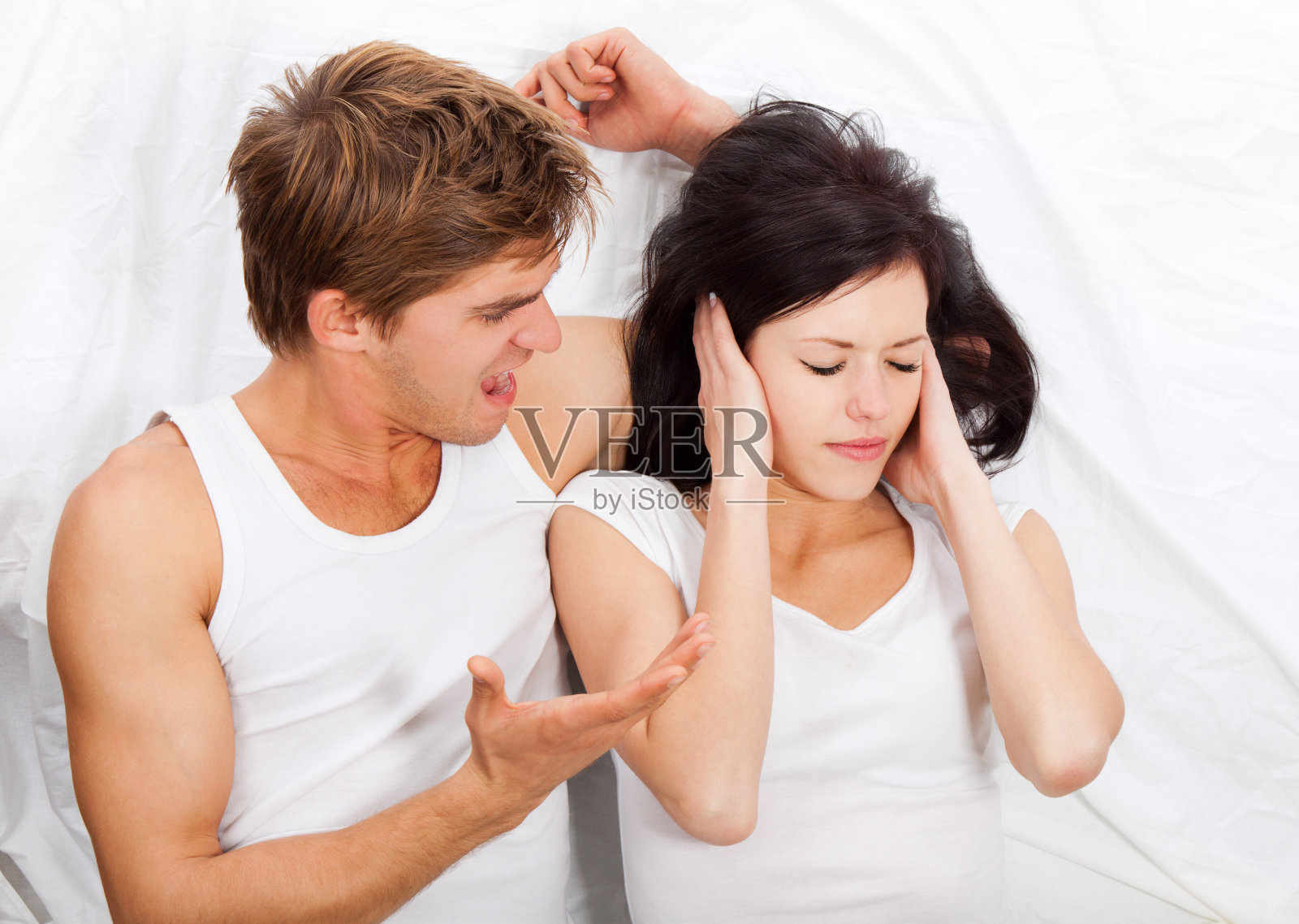 躺在床上的情侣照片摄影图片