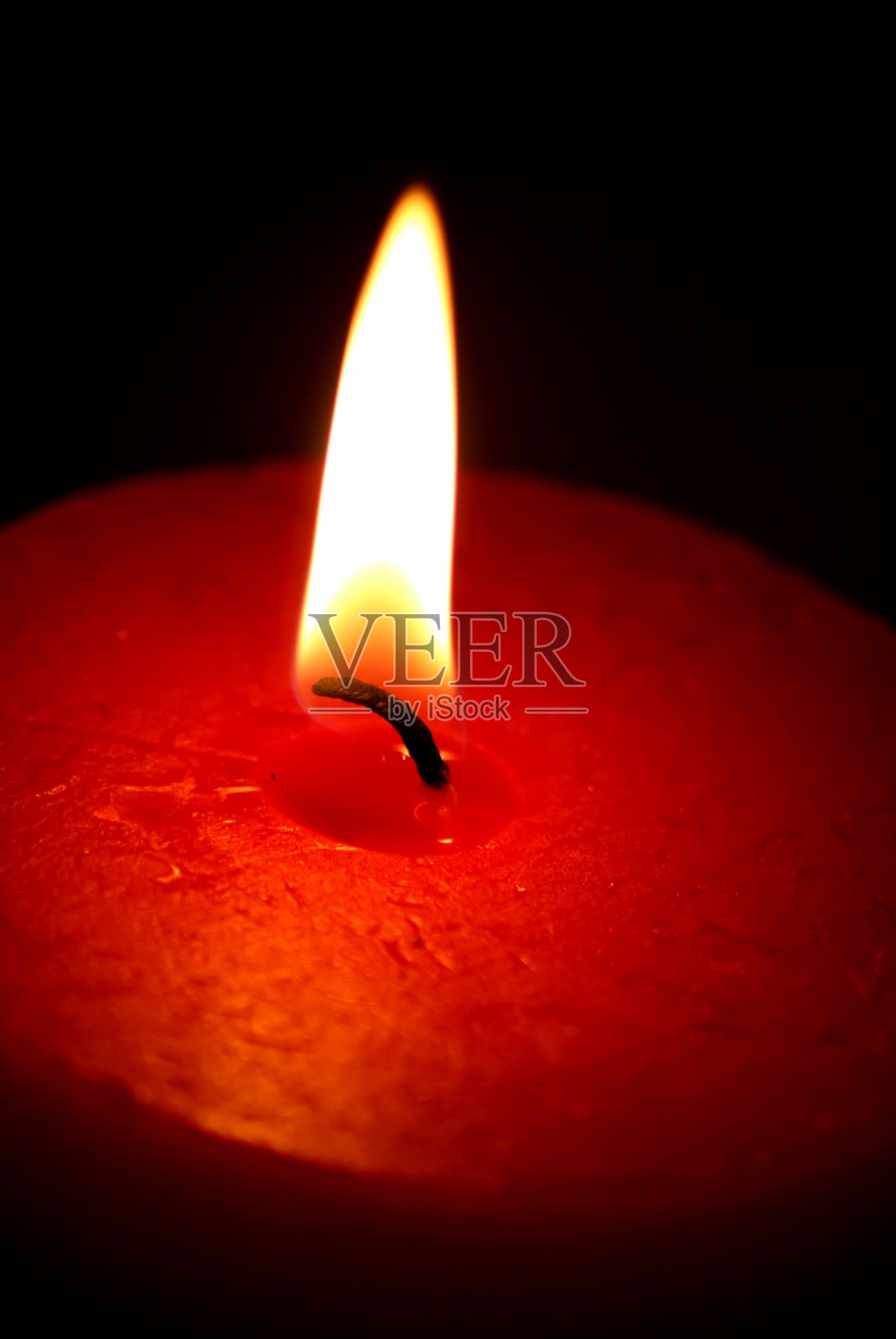 一个蜡烛在夜晚的火焰特写照片摄影图片