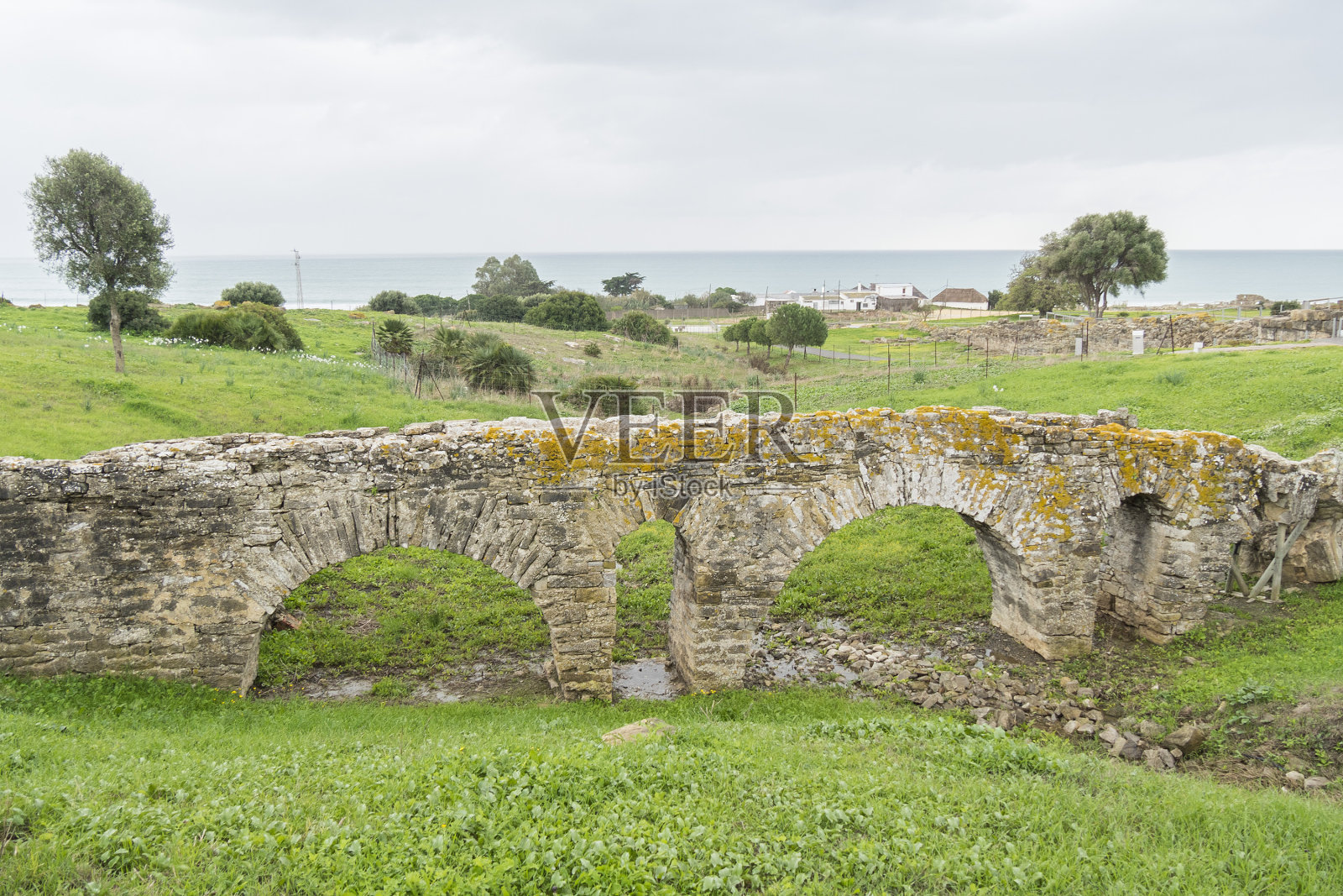 海边一座罗马桥的遗迹照片摄影图片