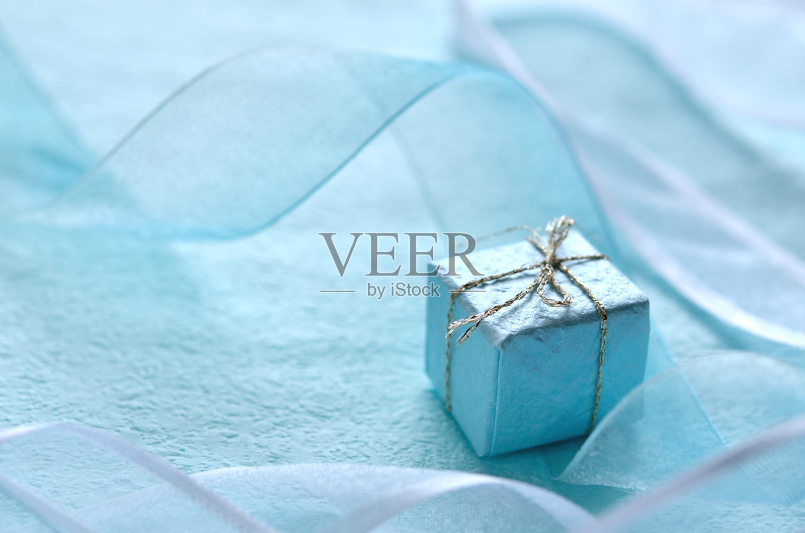 蓝色背景彩带礼盒照片摄影图片