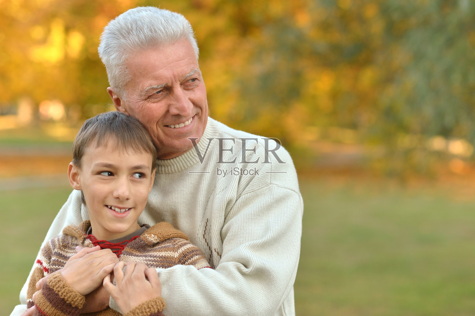 爷爷和孙子在公园里照片摄影图片