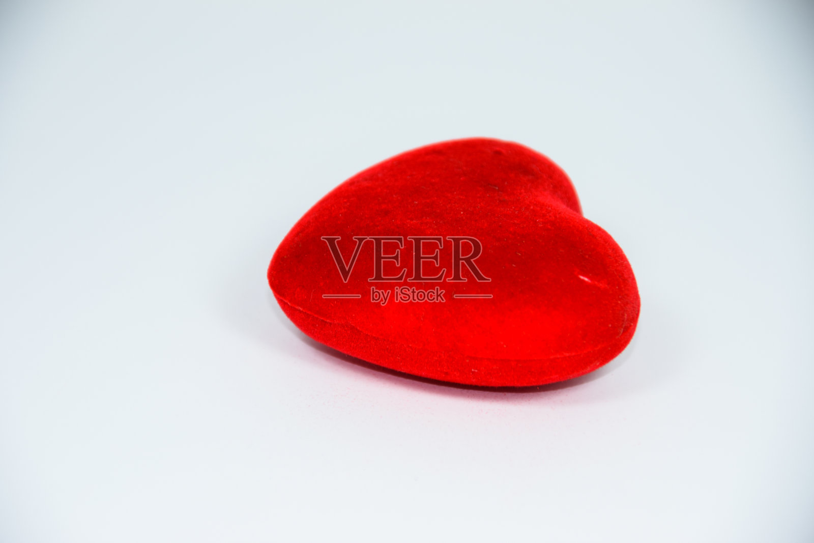 白色背景上的红心形状,照片摄影图片