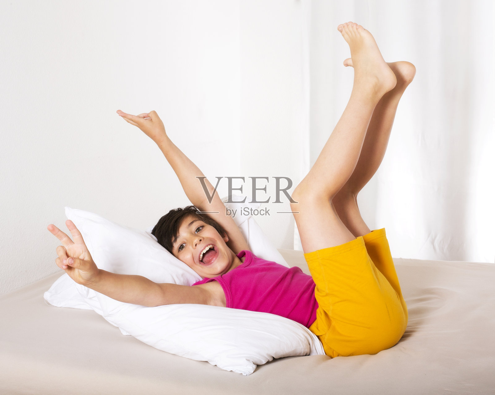 男孩在床上照片摄影图片