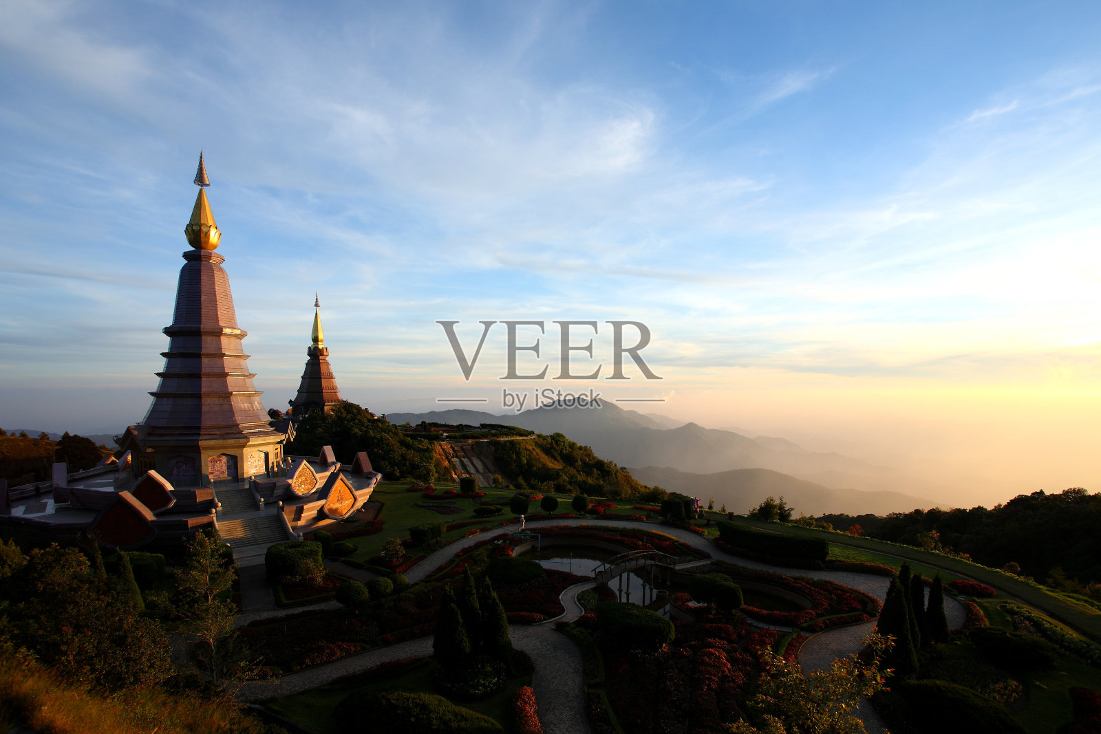 两塔景观在Doi Inthanon照片摄影图片