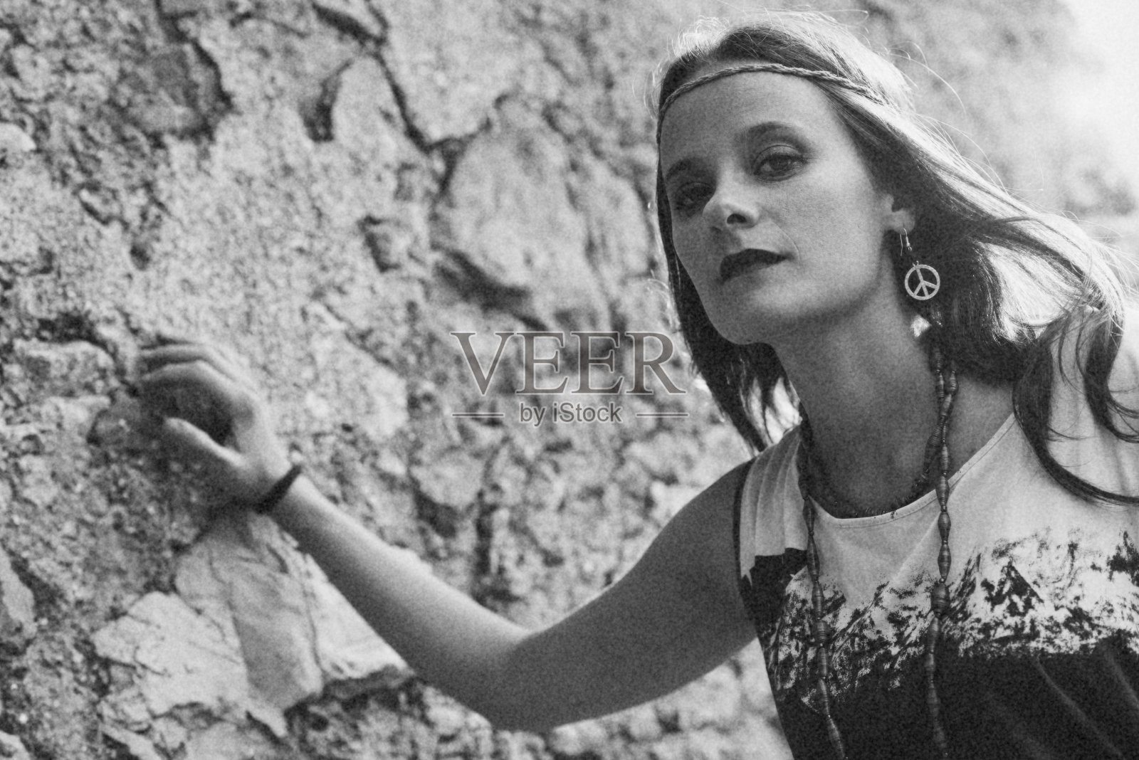 戴耳环的女孩,嬉皮士的和平象征照片摄影图片