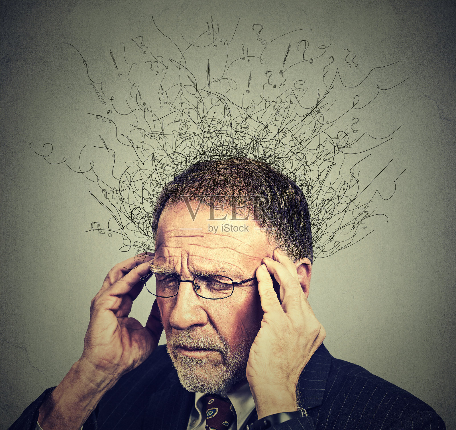 面露担忧和压力的老年男人低头向下看照片摄影图片