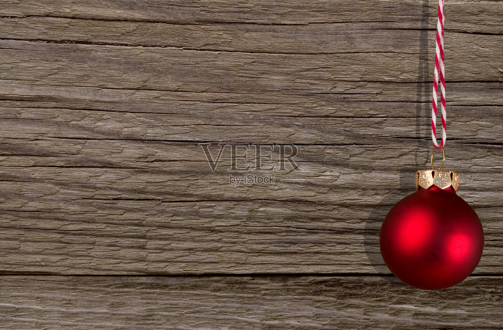 背景:带有圣诞球的风化木照片摄影图片