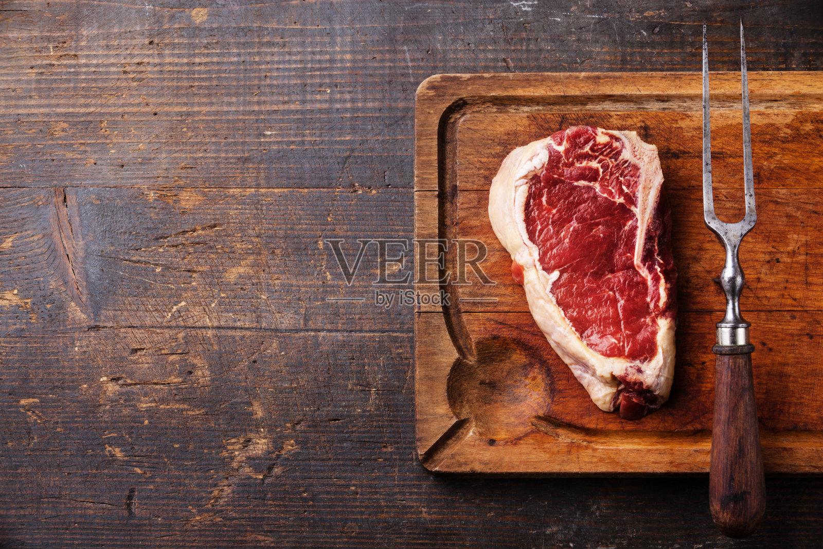 生肉肋眼牛排和肉叉照片摄影图片