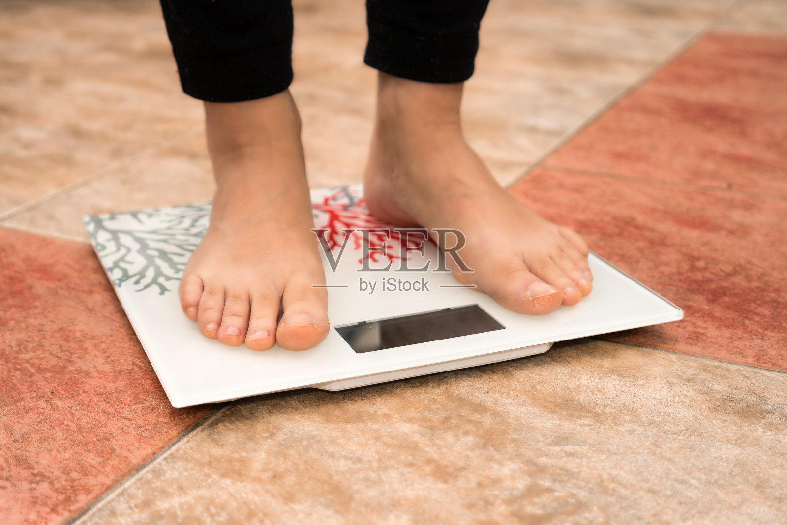 女人的脚在浴室称重的特写照片摄影图片