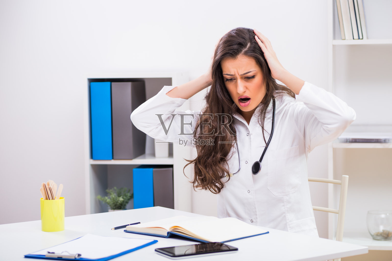 惊慌失措的女医生照片摄影图片