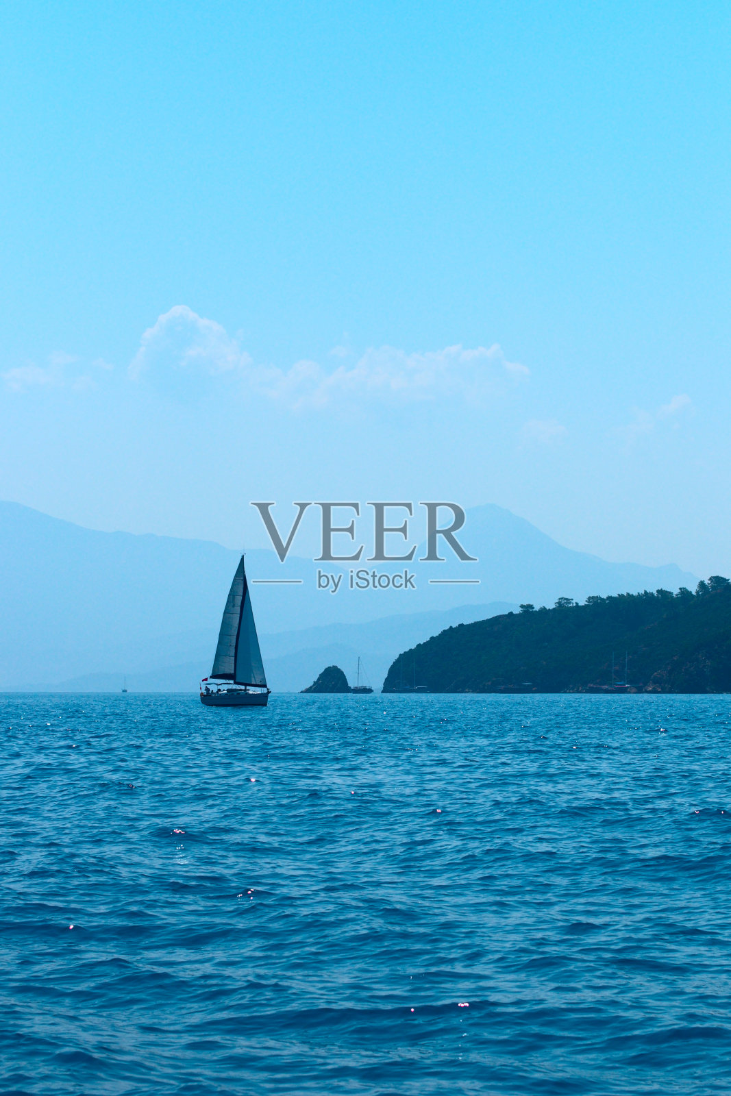 在海上航行的豪华船照片摄影图片