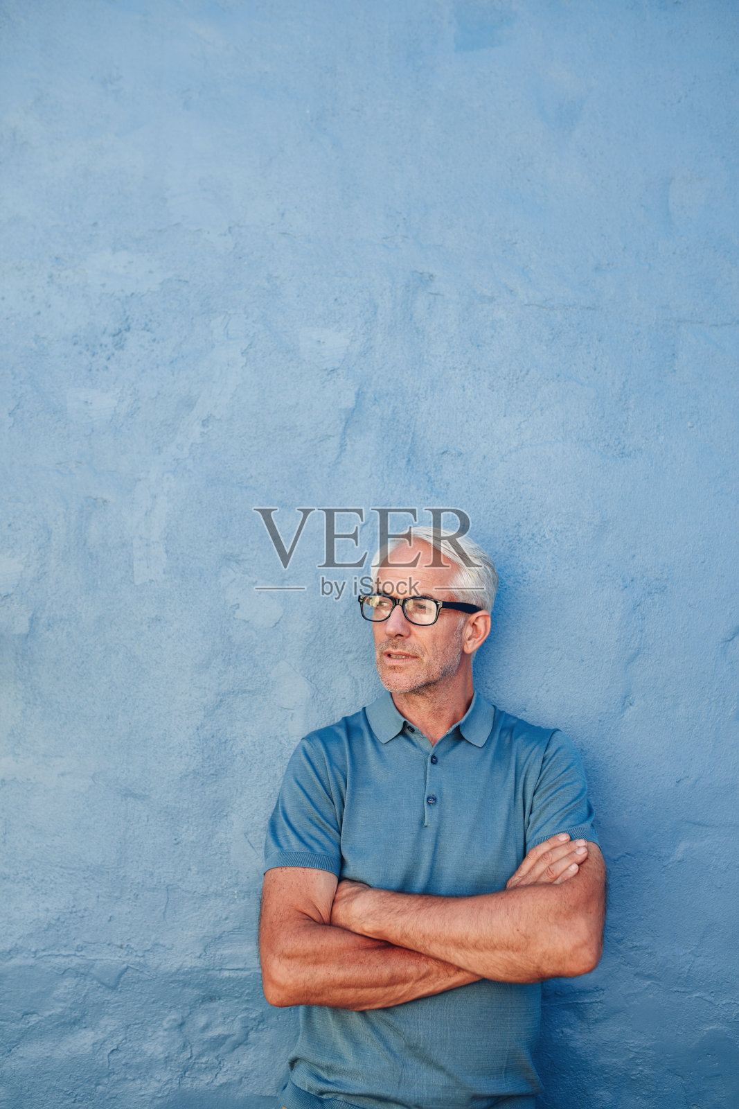 英俊成熟的男人看着复印空间照片摄影图片