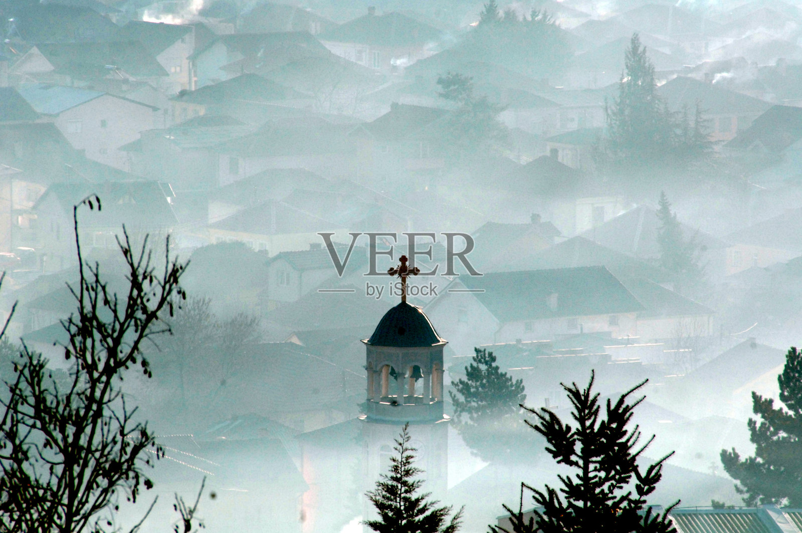 环境问题,生态主题,烟囱里的烟照片摄影图片