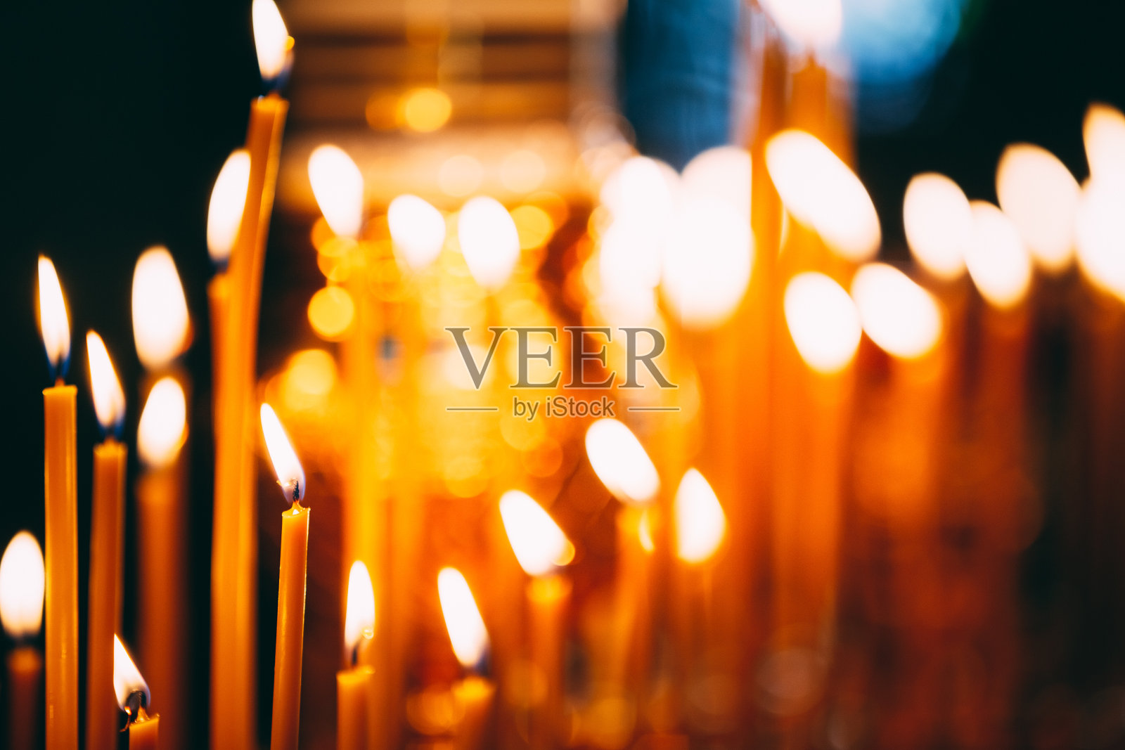 黑暗背景下的教堂蜡烛照片摄影图片