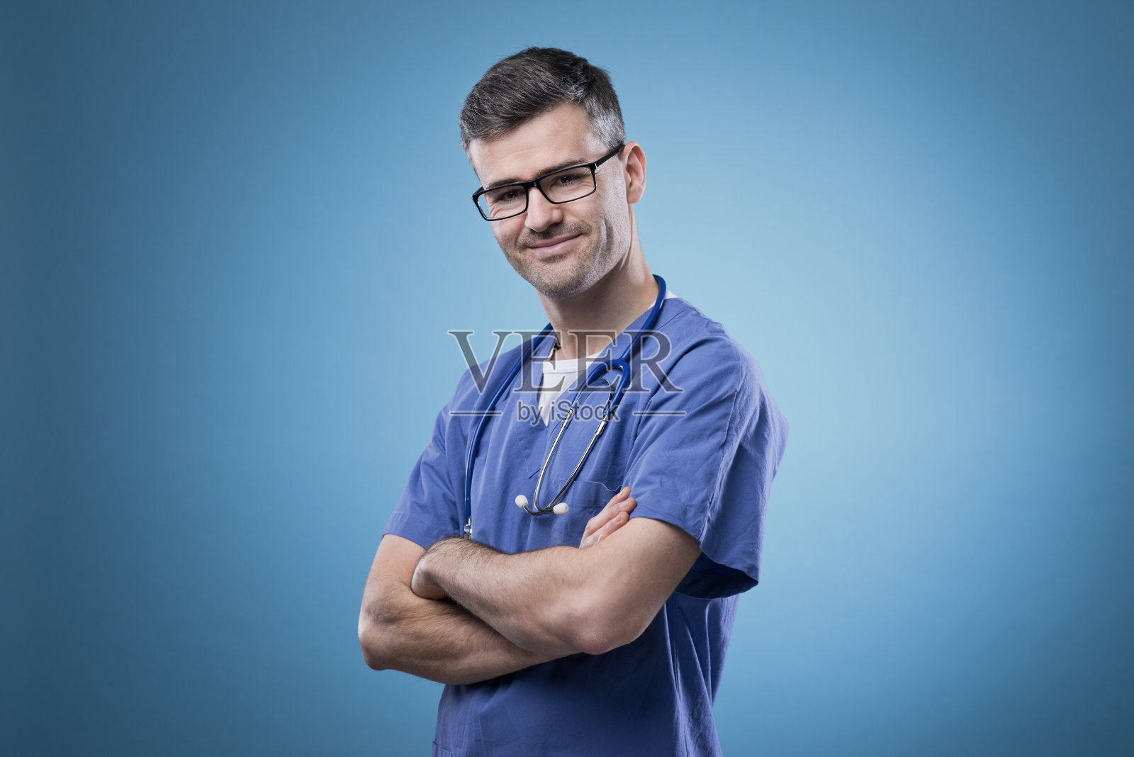 自信的年轻医生摆姿势照片摄影图片