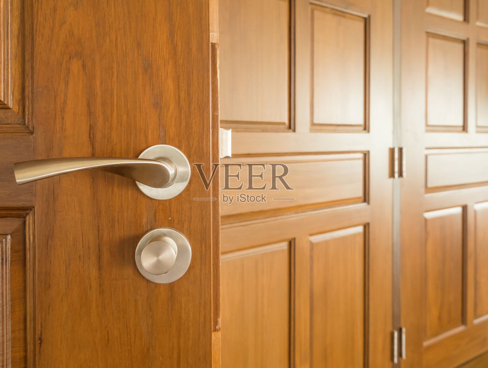 典雅的柚木木门,现代古典风格的装饰照片摄影图片