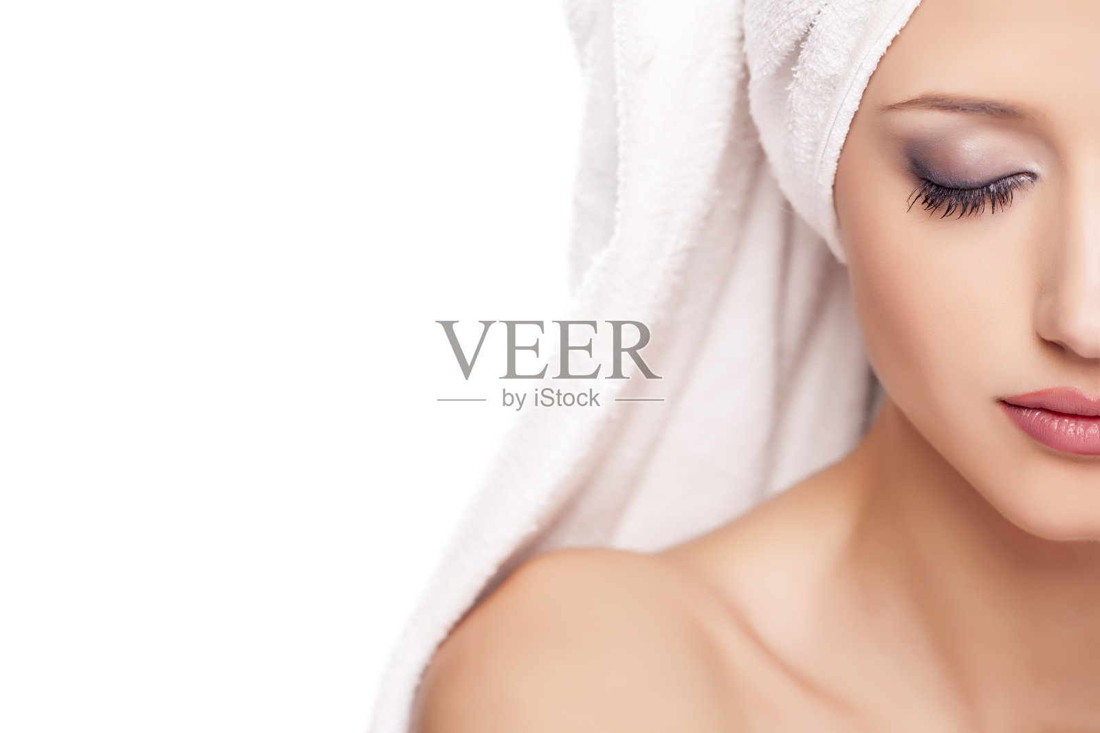 美丽安详的女人的肖像,头上戴着毛巾照片摄影图片