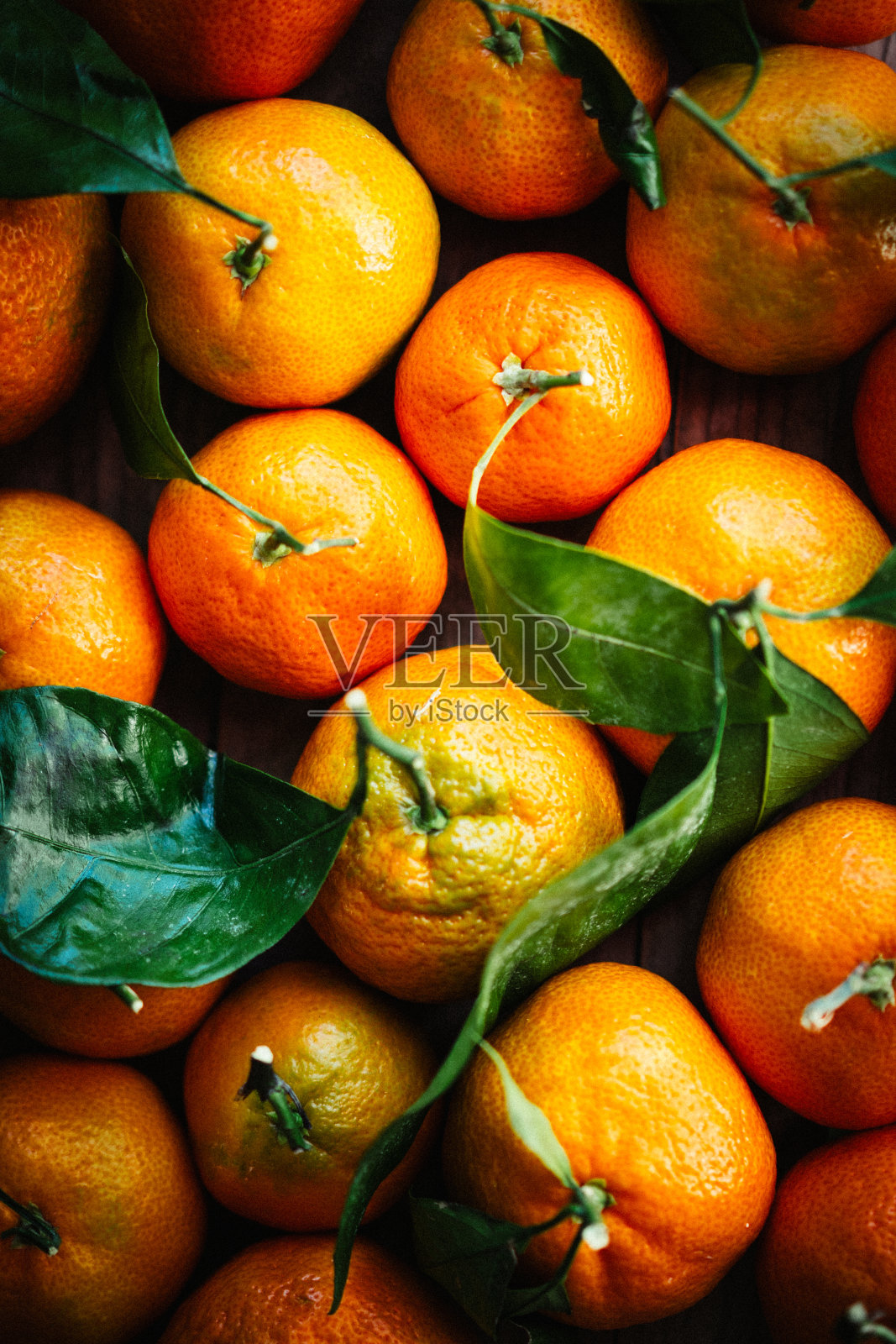 橘子和树叶在乡村木背景照片摄影图片