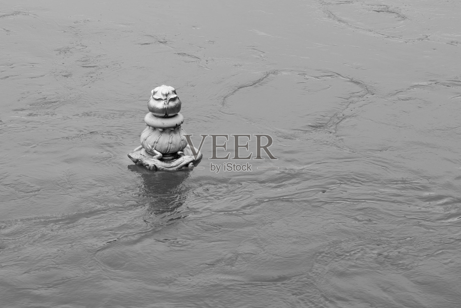 水下的杆子照片摄影图片