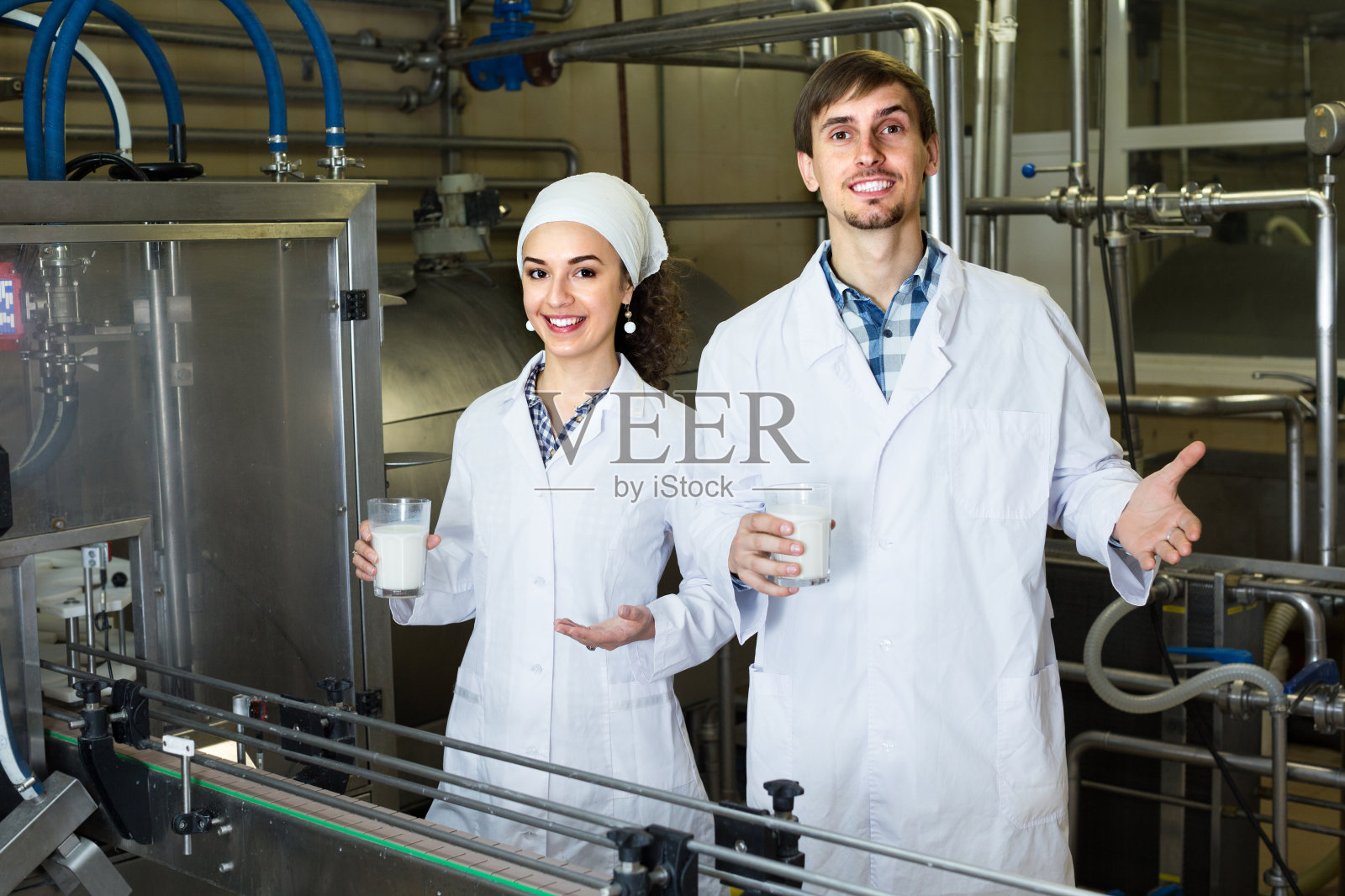 男人和女人在工厂工作照片摄影图片