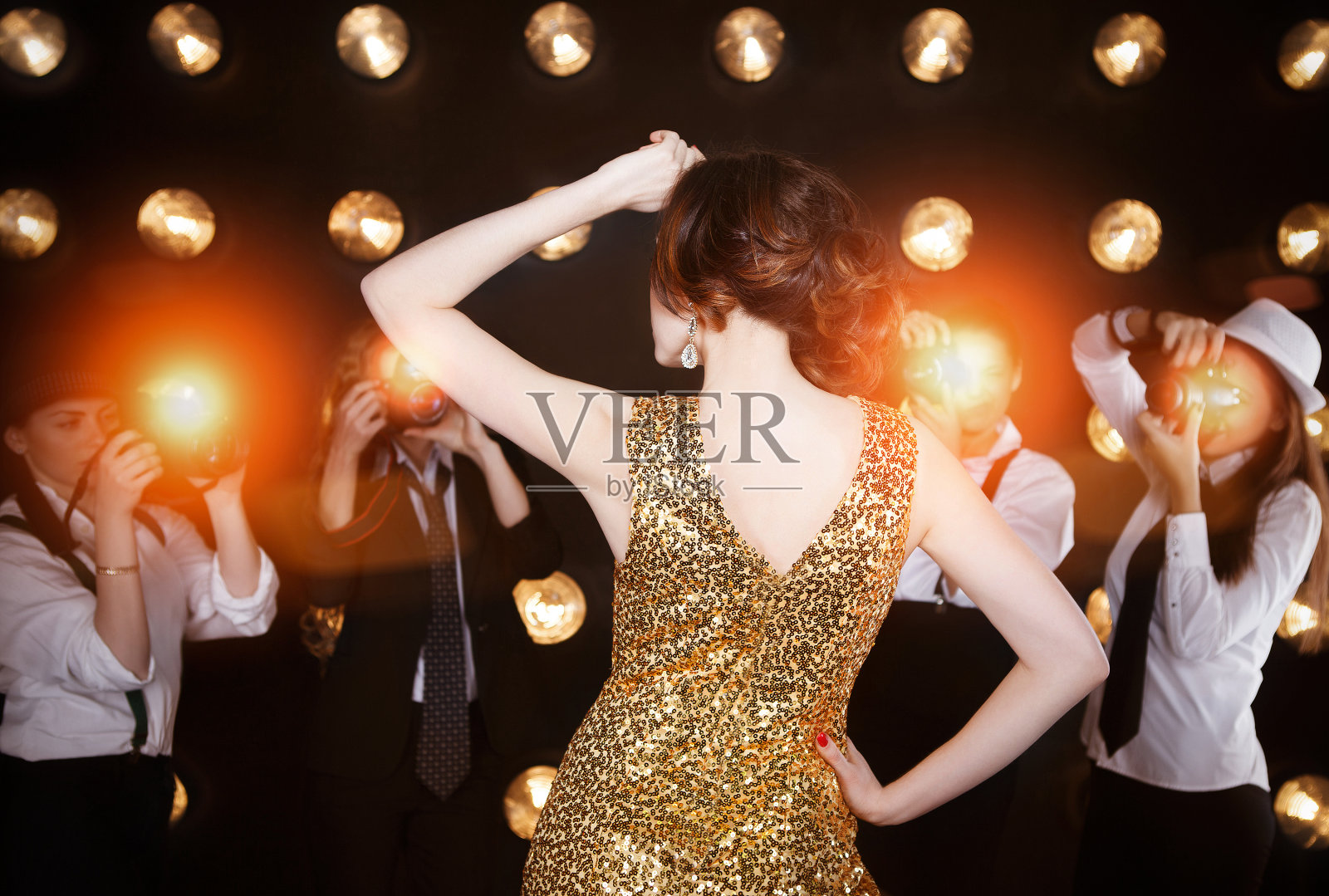 女明星对狗仔队摆姿势照片摄影图片