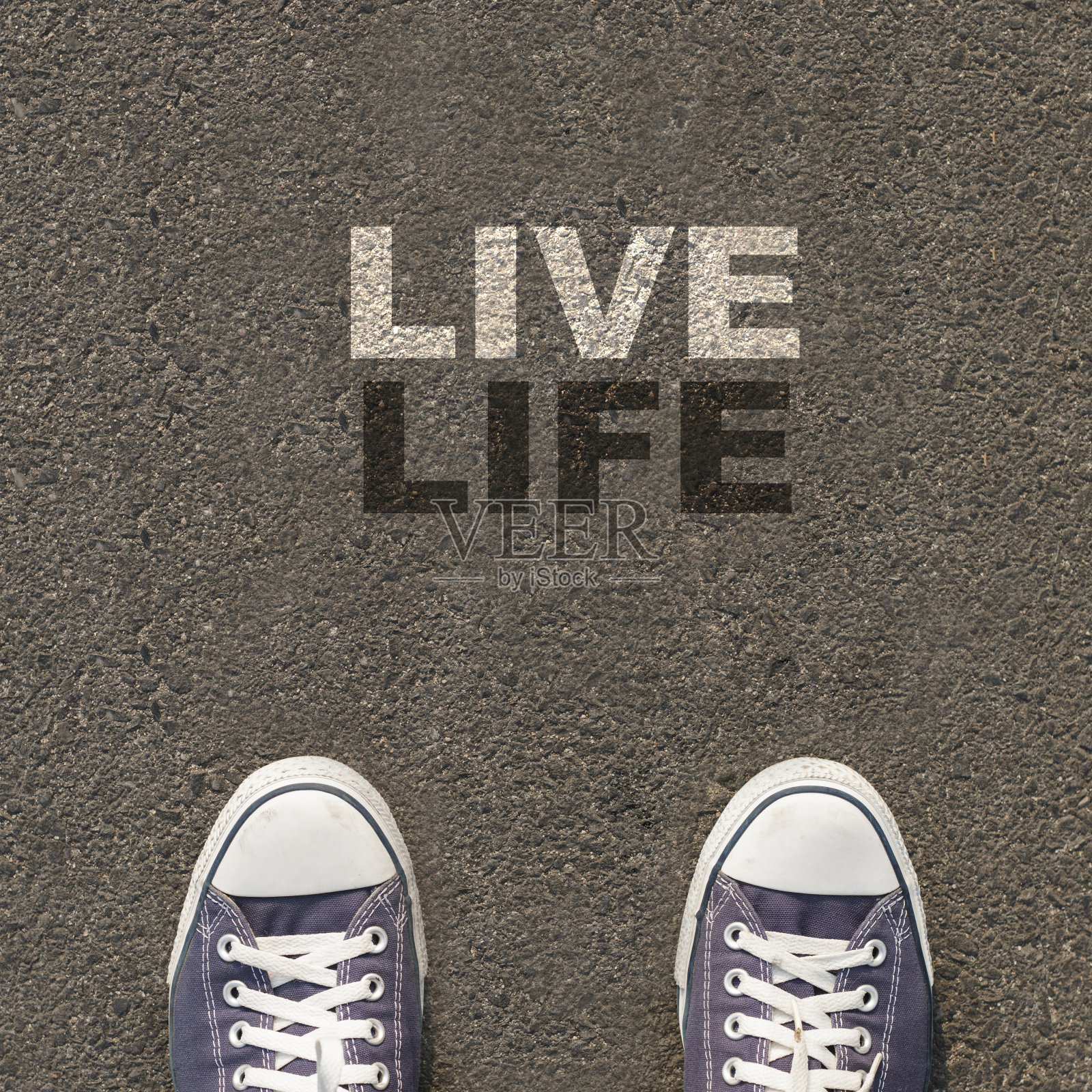 一双鞋站在一条马路上,带着文字照片摄影图片